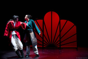 Mulan, un conte moderne et musical À partir de 5 ans Écrit par Guillaume Bouchède et Frédéric Chevaux Mis en scène par Guillaume Bouchède, MOLIÈRE du jeune public 2025 Theatre des Beliers