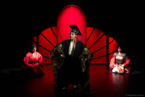 Mulan, un conte moderne et musical À partir de 5 ans Écrit par Guillaume Bouchède et Frédéric Chevaux Mis en scène par Guillaume Bouchède, MOLIÈRE du jeune public 2025 Theatre des Beliers