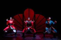 Mulan, un conte moderne et musical À partir de 5 ans Écrit par Guillaume Bouchède et Frédéric Chevaux Mis en scène par Guillaume Bouchède, MOLIÈRE du jeune public 2025 Theatre des Beliers