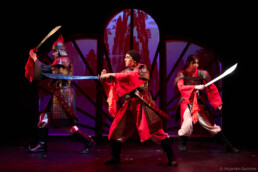 Mulan, un conte moderne et musical À partir de 5 ans Écrit par Guillaume Bouchède et Frédéric Chevaux Mis en scène par Guillaume Bouchède, MOLIÈRE du jeune public 2025 Theatre des Beliers